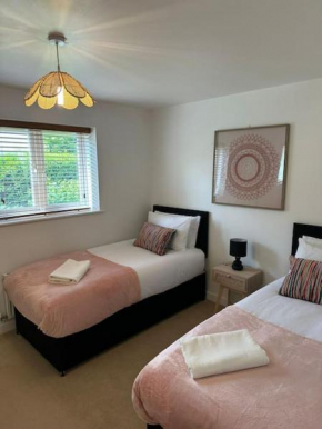 Lakeside apartment with FREE parking / M25
